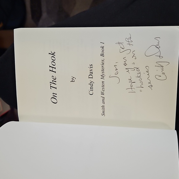 On The Hook Smith & Westen Mysteries Book 1 By Cindy Davis Paperback 315 Pages - Picture 3 of 8